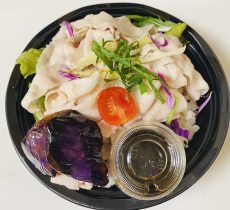 茹で豚サラダ丼（香港風トウチニンニクソース）